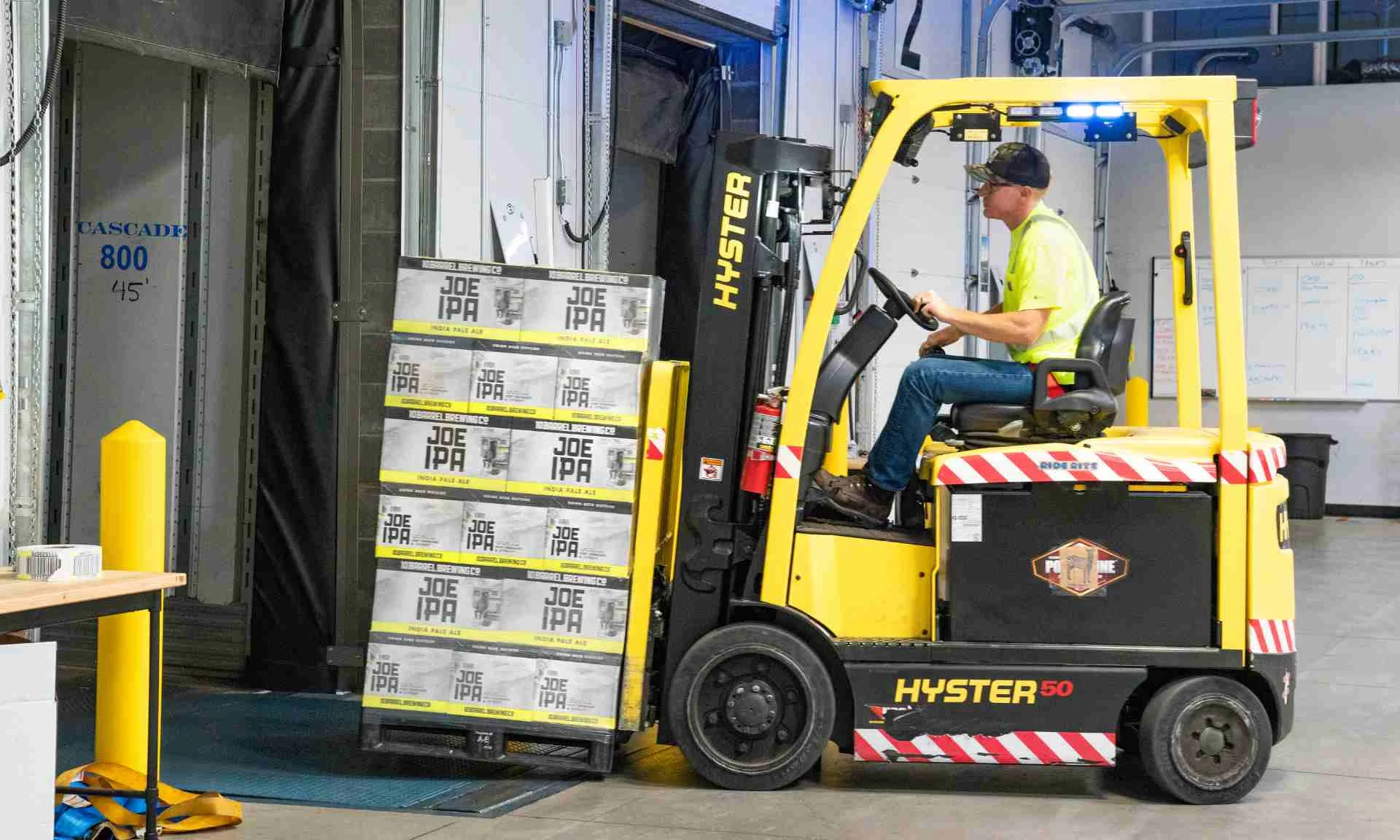 mengetahui batas maksimal beban forklift